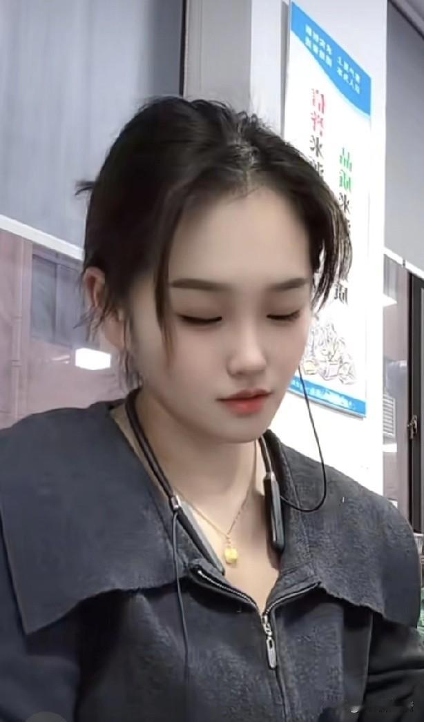 我们厂前几天来了一个新员工，才十九岁。长得比较瘦小，组长安排他跟激光切割师傅帮忙