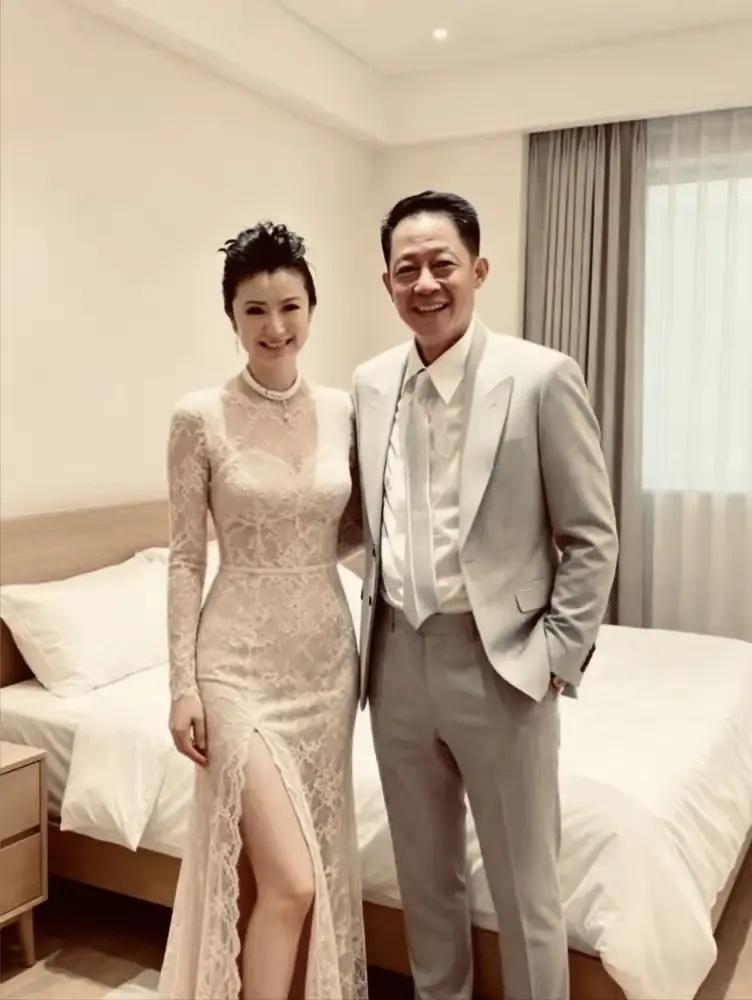 2008年4月1日，王志文于上海与女企业家陈坚红步入婚姻殿堂，陈坚红原本秉持不婚