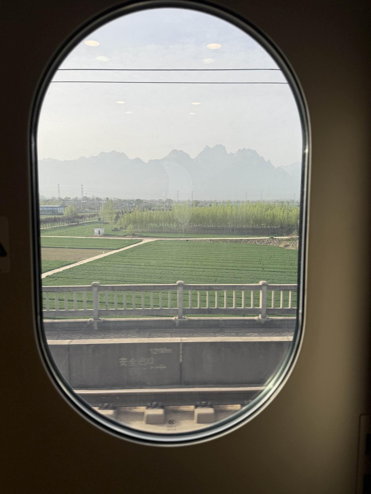 今天终于圆了华山梦。来西安，华山是必去之地。
我虽是主打爬山的旅行博主，可平时爬