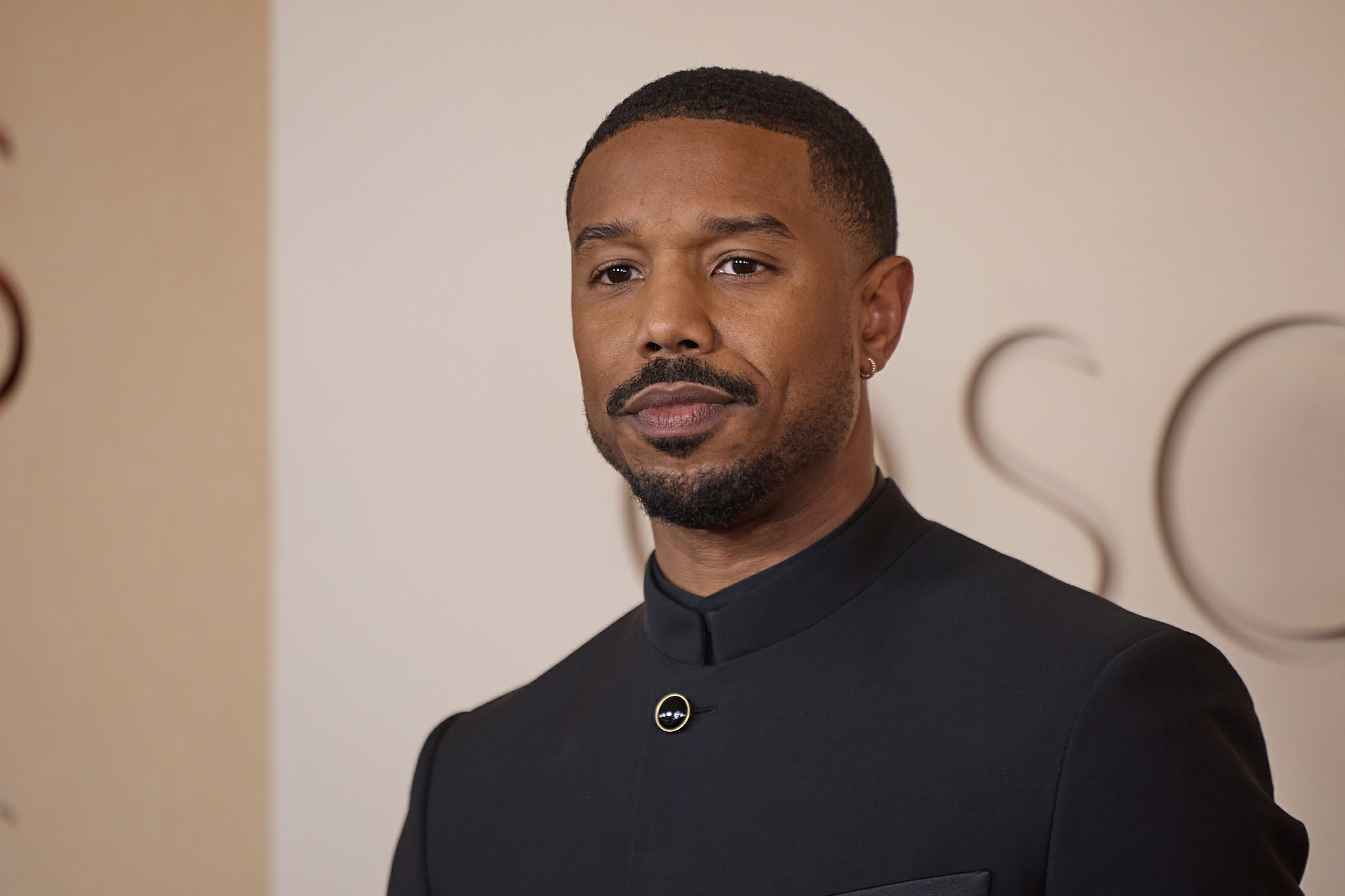 奥斯卡红毯面包机迈克尔B乔丹帅气亮相第98届奥斯卡红毯！预祝今晚好运~~