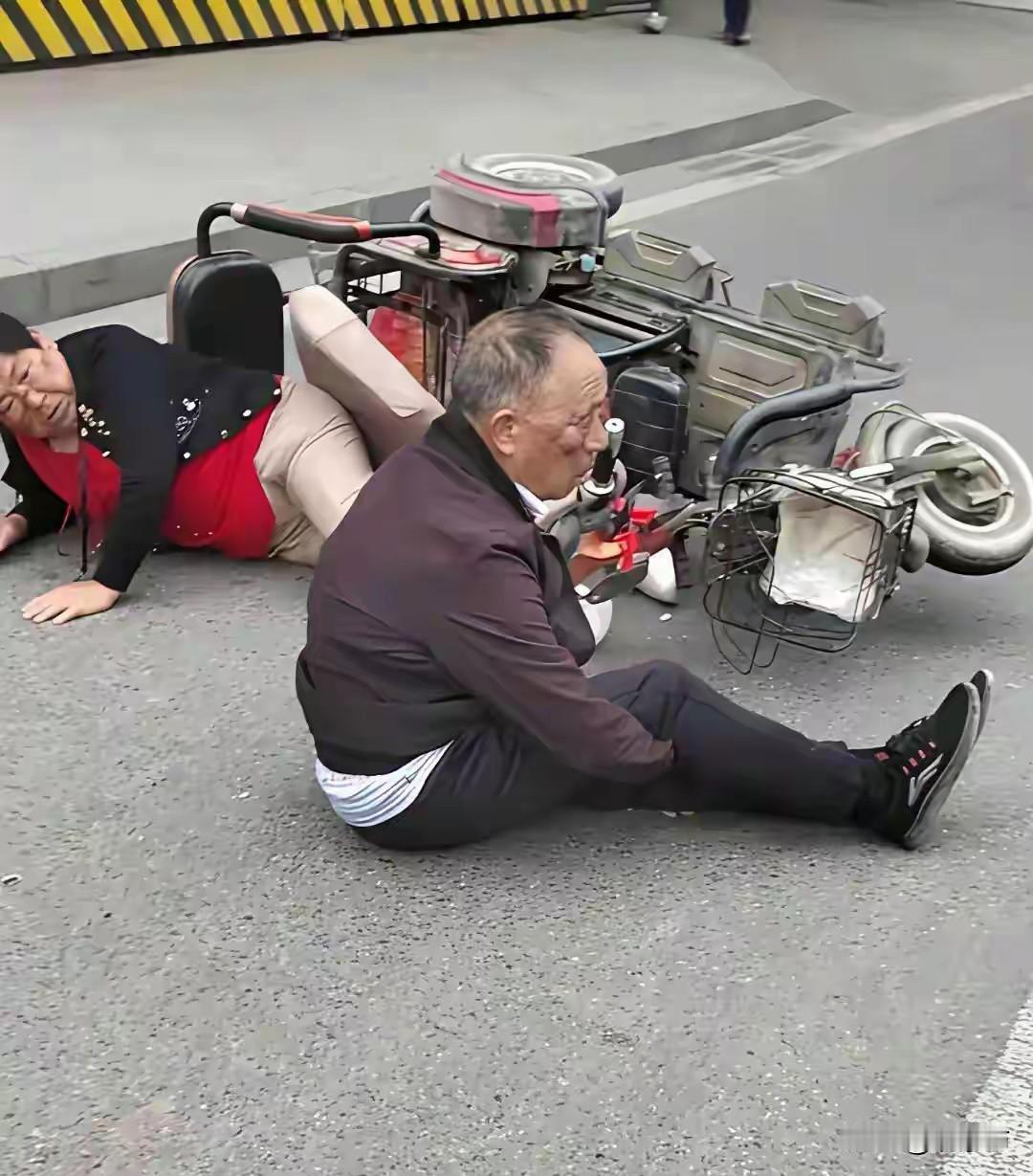 老两口坐一上午，路人纷纷路过，竟无一人伸手扶。

今天刷到这条新闻，图片看着确实