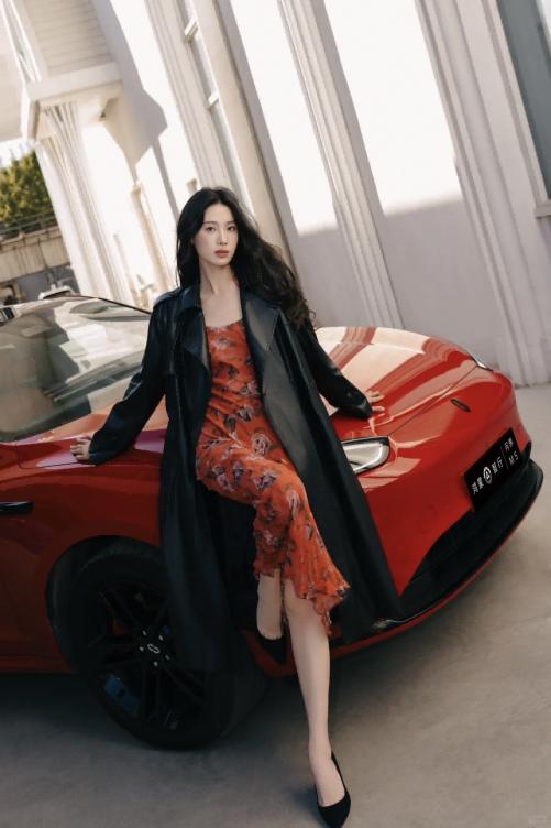 哎呦，一打开小红书就让我看到了高颜值博主陈逸慧开的问界新M5，大都会红也太漂亮啦