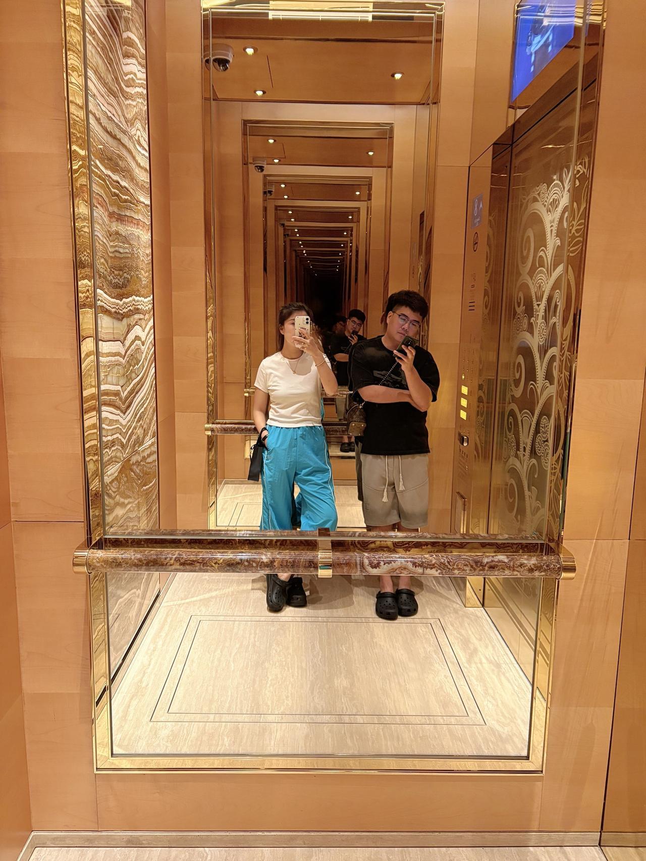 后来我们拼命赚钱 不为别的 只为报答曾经抬不起头的日子 我们风雨同舟 绝不空手而