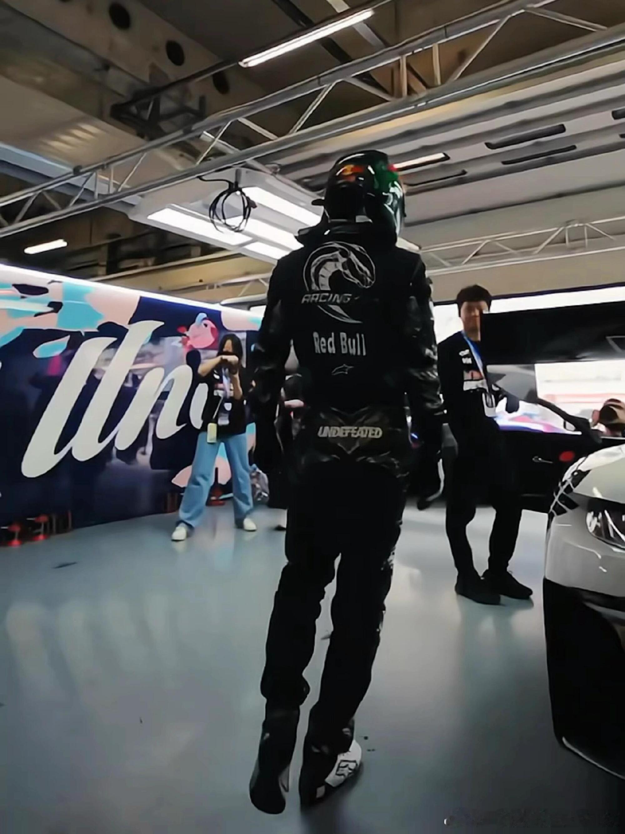 能干过AI的真人，王一博！这身材，完美！ 