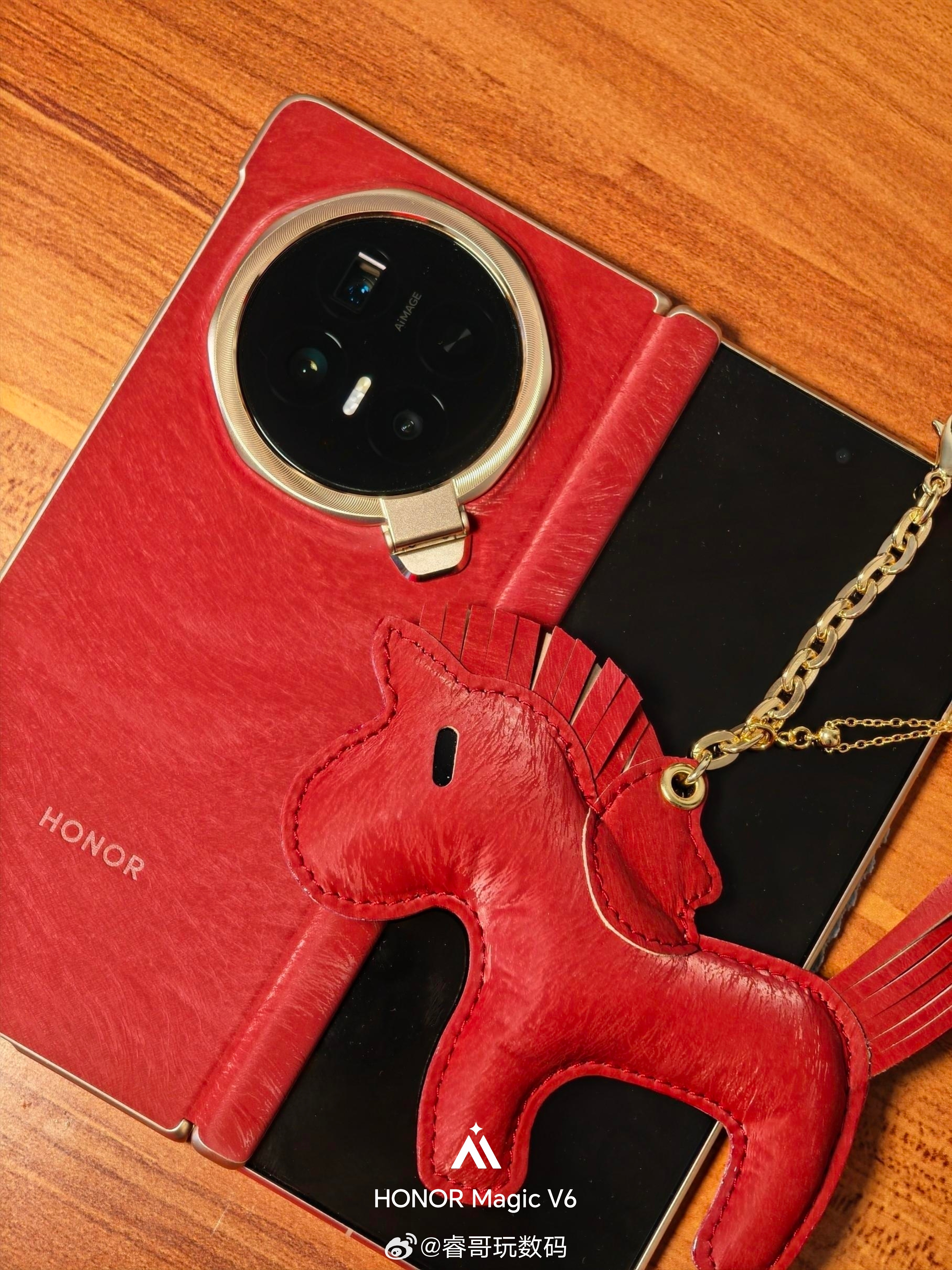 荣耀Magic V6 赤兔红是真好看，马毛纹理触感很温润，越用越喜欢