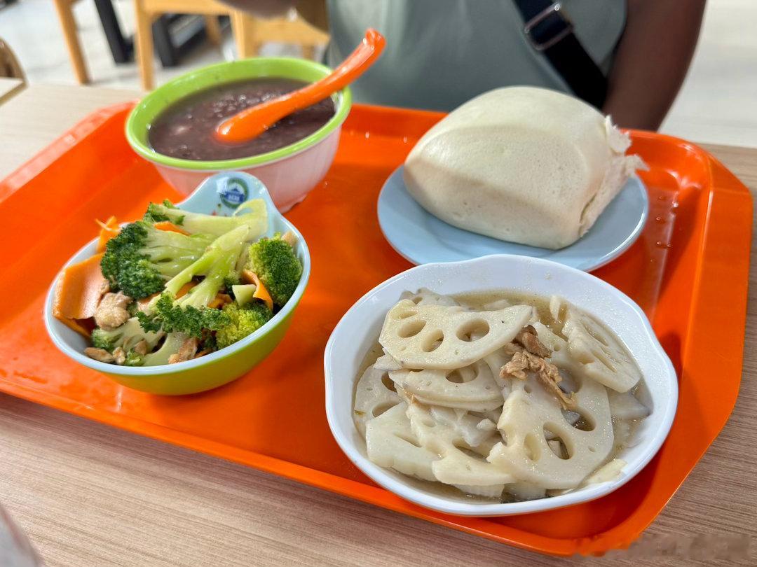 三个人的晚餐，一共36块[允悲]要是有这样的饭堂，谁还愿意自己做饭？[笑cry]