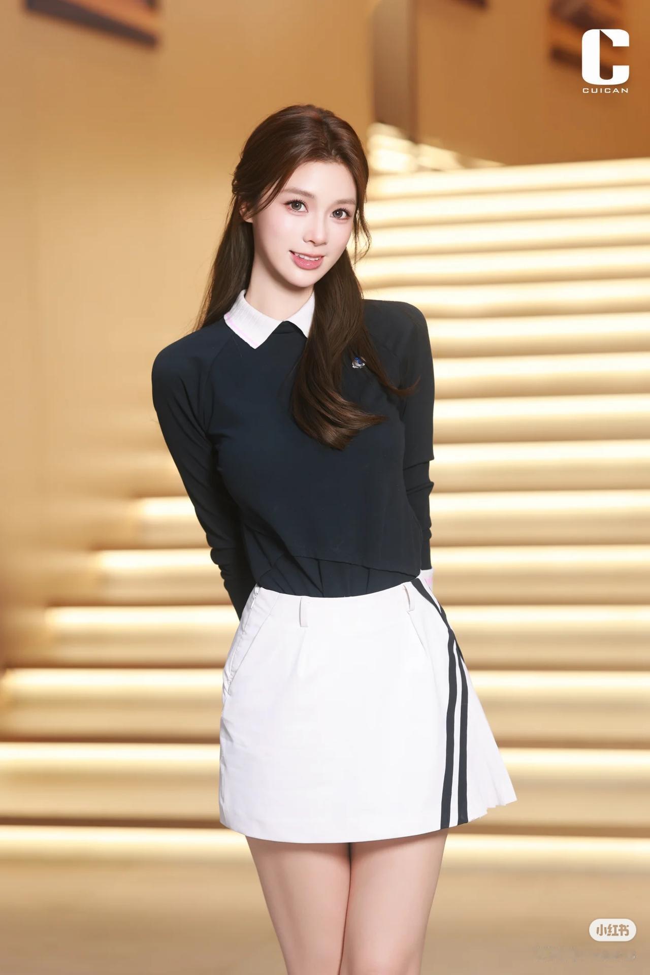 优雅与性感，你会怎么选美女车模穿搭写真