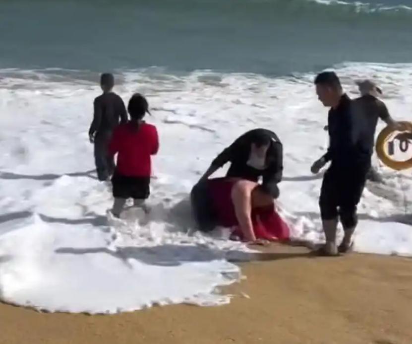 悲剧还是发生了！6月20日报道，海南分界洲，两对外地来旅游的夫妻在沙滩边摆姿势拍