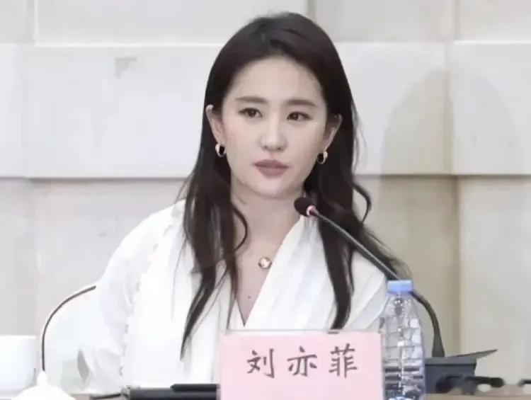 刘亦菲抗住了央视镜头 ​​​