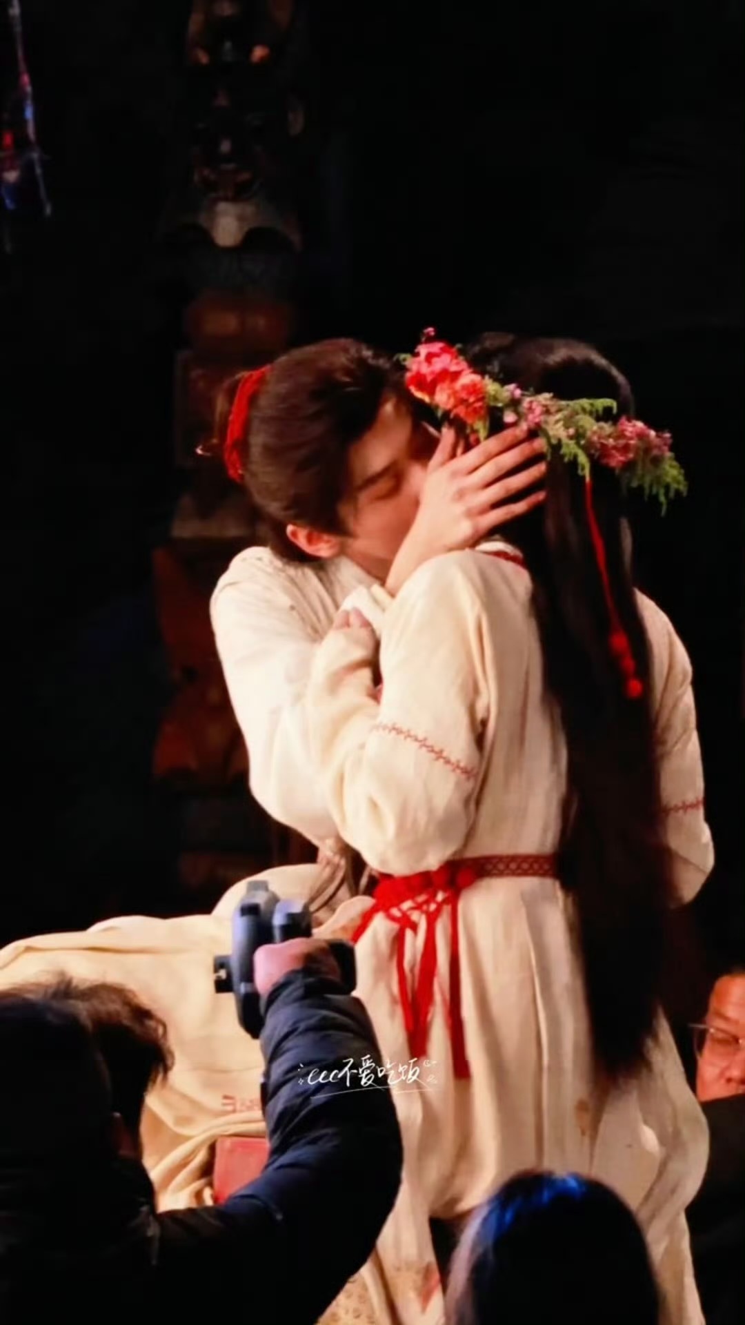 周柯宇赵晴金吾不禁捧脸吻，撩头发，捧脸，吻上，好甜啊！ 