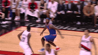 以下这一幕是我见过詹姆斯跳的最高的一次！只不过扣篮没有扣进，确实很遗憾！
200