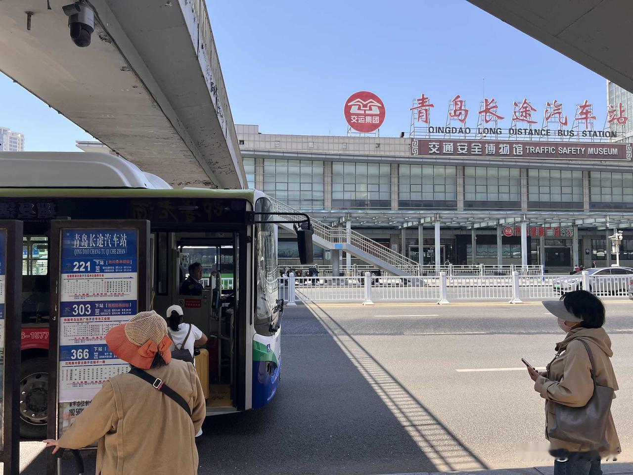 当年的青岛长途汽车站人满为患，也和青岛火车站成为两个强大的交通枢纽，也是特别重要