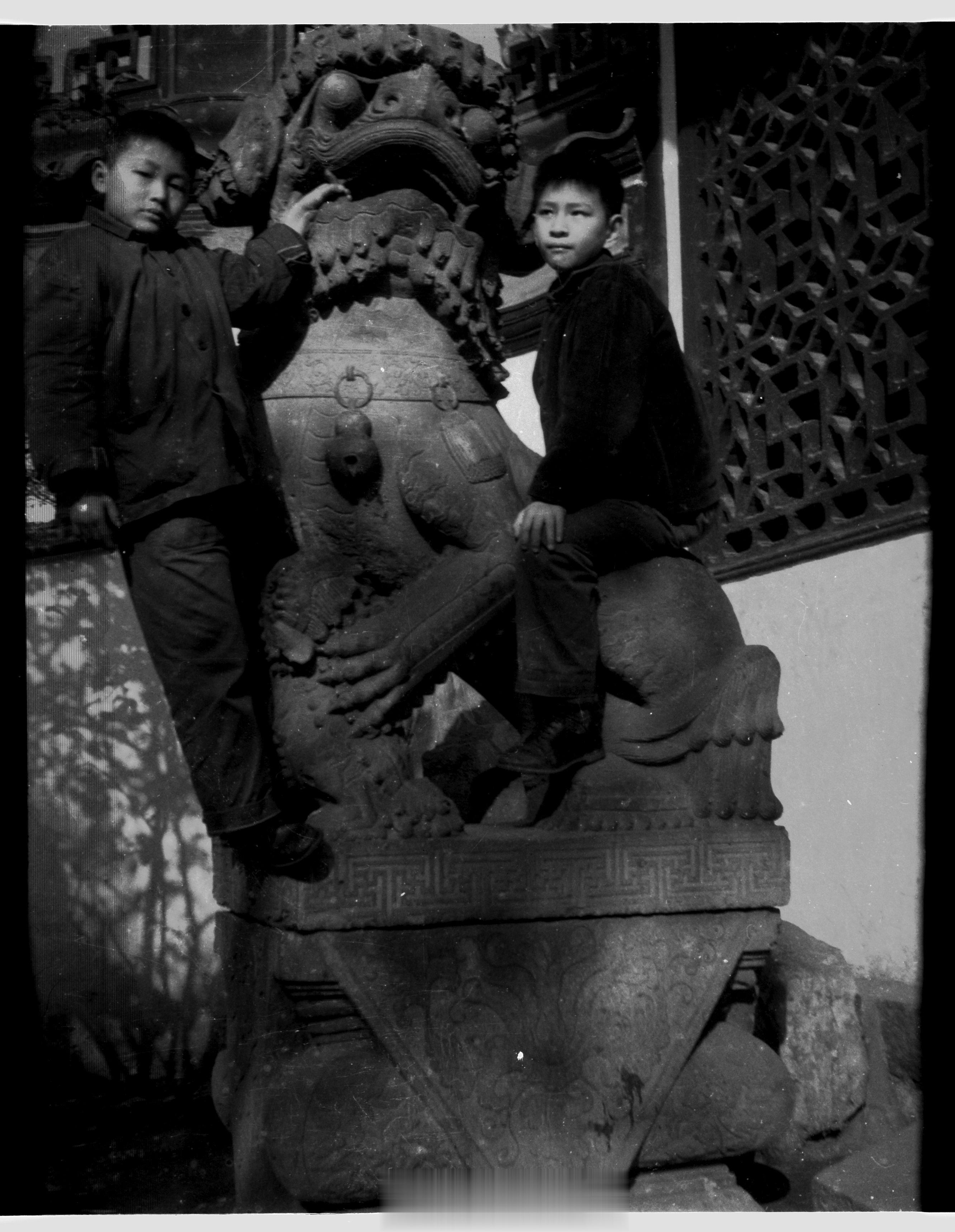 #馒头控的书影# 翻老底片，总能看到一些人类幼崽征服文物的时刻[笑cry]#加大