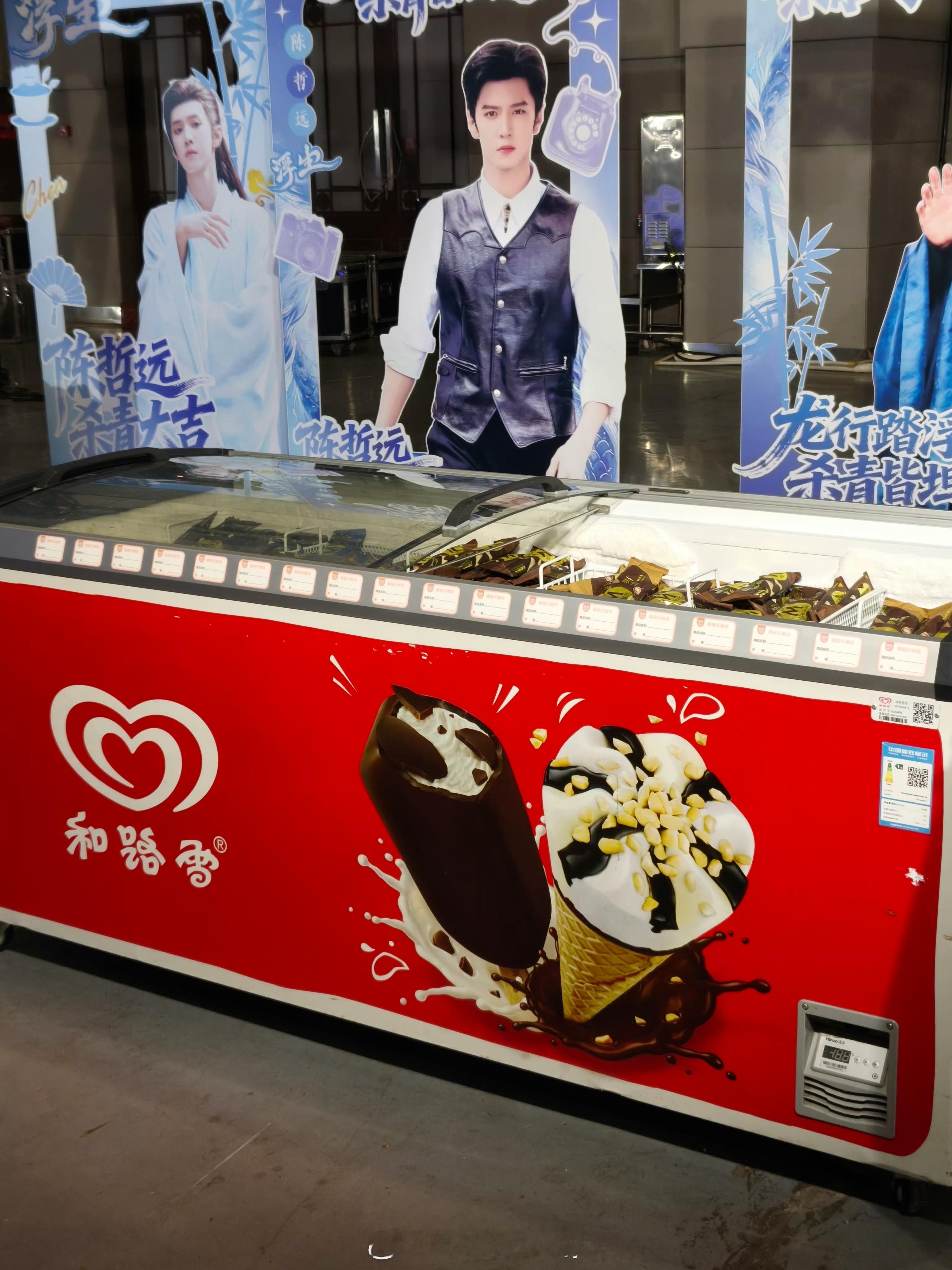 哇哦，什么情况，一冰柜冰淇淋🍦，远丝也太幸福了吧！ azan和妈妈身穿的是定制