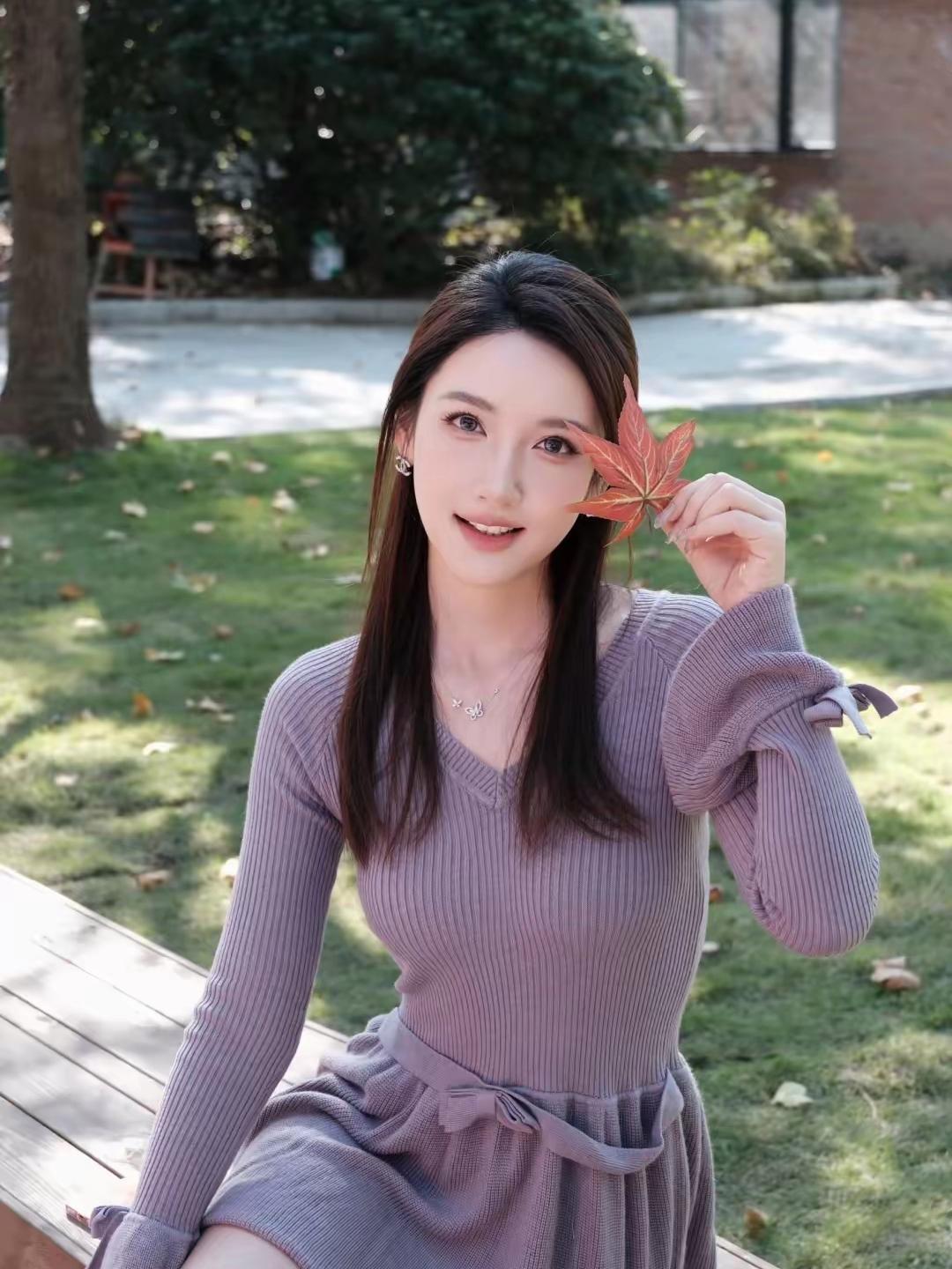 美图欣赏，看图写诗，情感解读

《晴日闲庭》

婉约古风：
晴光穿林落满阶，
紫