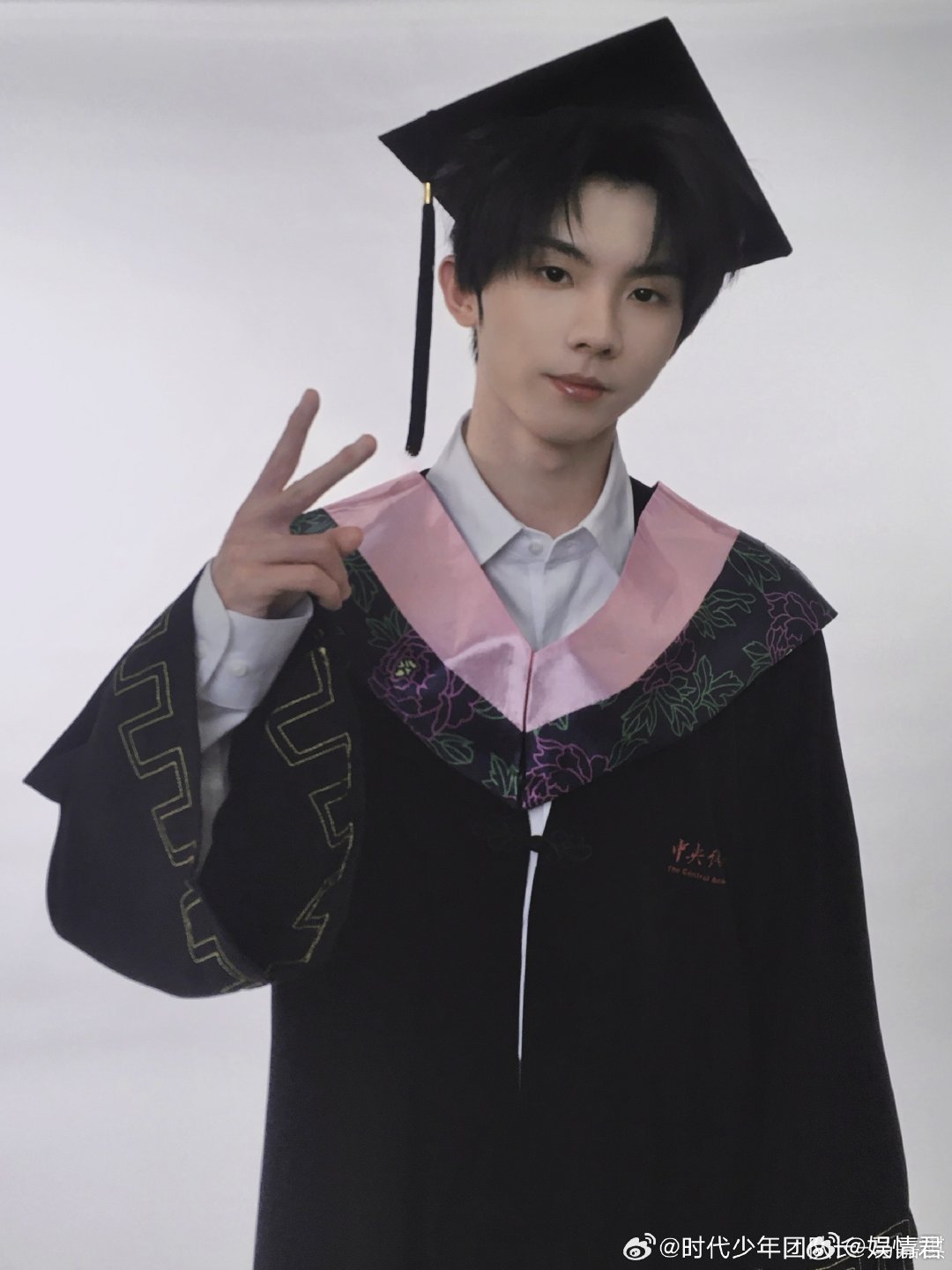 马嘉祺亲自第一时间分享给大家的马嘉祺学士服毕业照马嘉祺好用心的小男孩一枚啊 