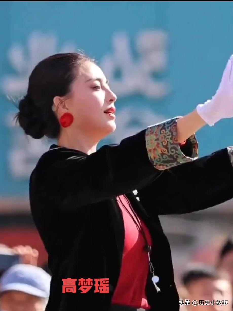 这回算是见识了啥叫"老天爷赏饭吃"。2月21日，陕西榆林那个扭秧歌的领队高梦瑶，