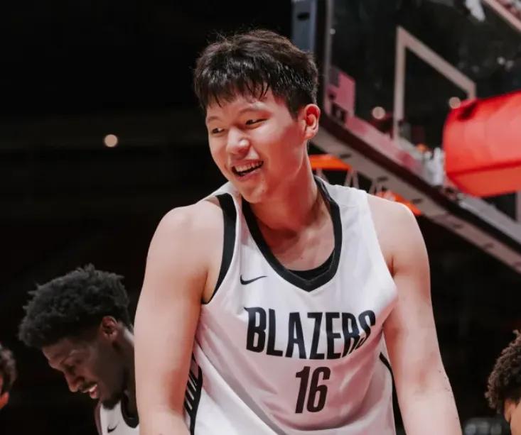 杨瀚森夏联出战26分钟，砍下13分5板3助1断4帽。
07月18日讯，备受瞩目的