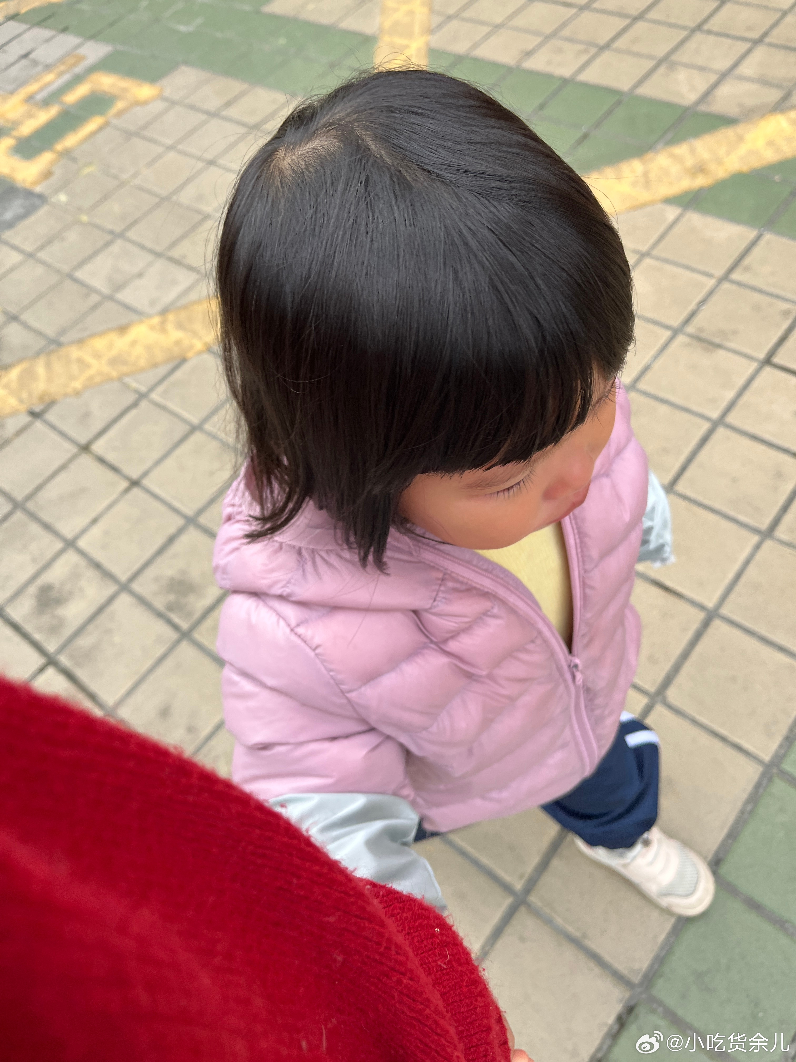 又哭了，今天是自己起床的，我在刷牙，她过来和我说，今天不想去上学，我说不行，已经