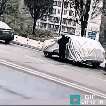 女司机开车门时太着急，脑袋竟被车门“咬”了一口！