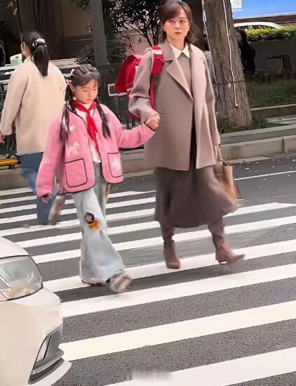 孙俪女儿简直跟她共用一张脸，基因真强大