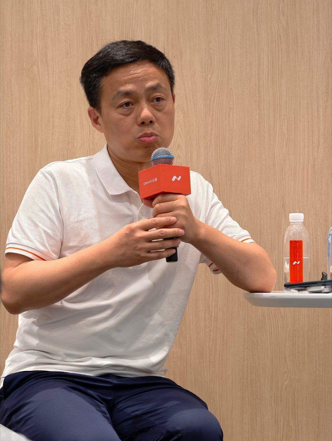 关于新L60的价格，沈斐说了：比较难定价，首先配置增加了，电视啊冰箱啊激光雷达啊