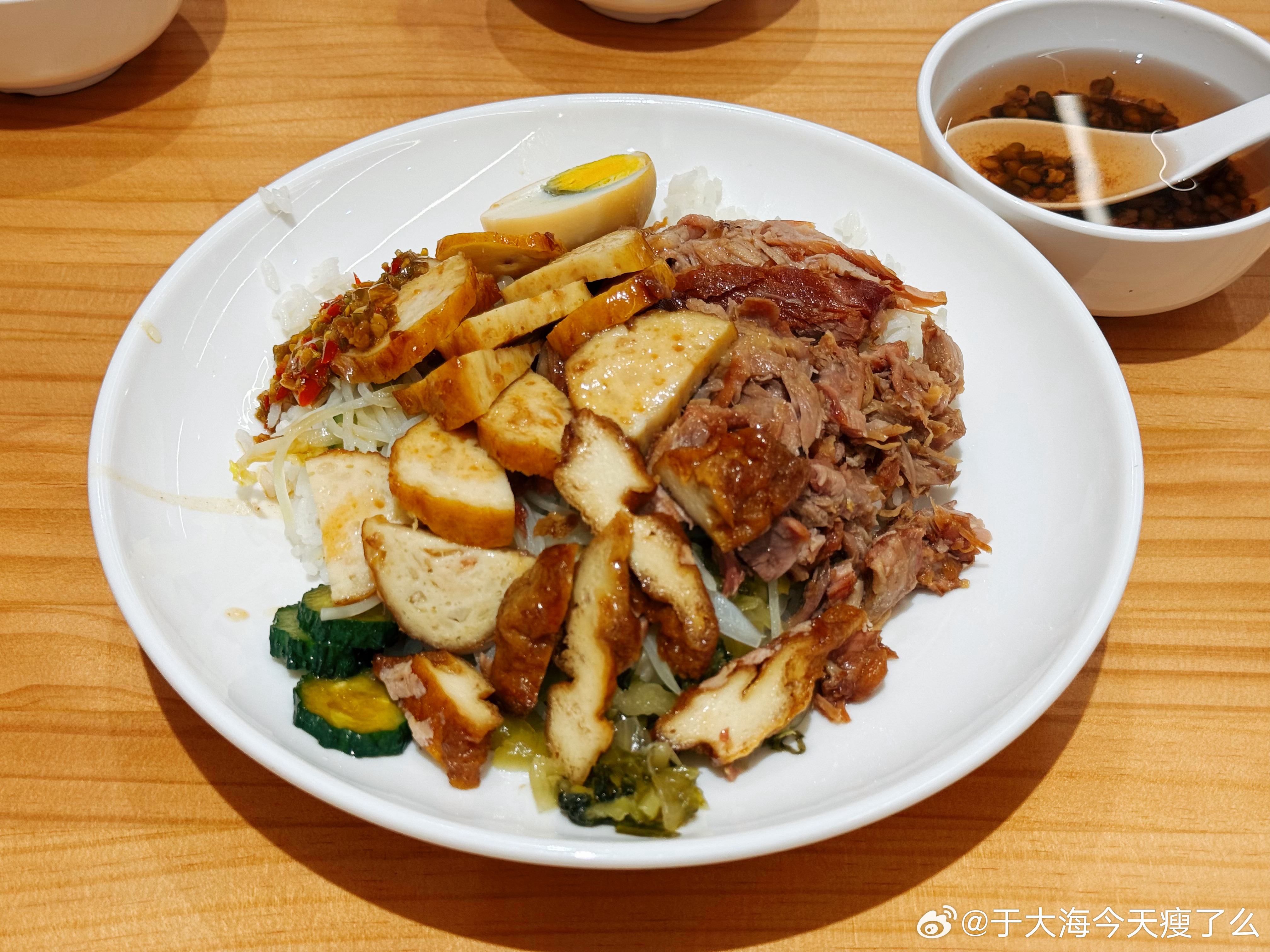 本周第一天打卡新食堂猪脚饭这大肘子炖的非常软烂入味 潮汕肉卷也是无敌好吃 口感很