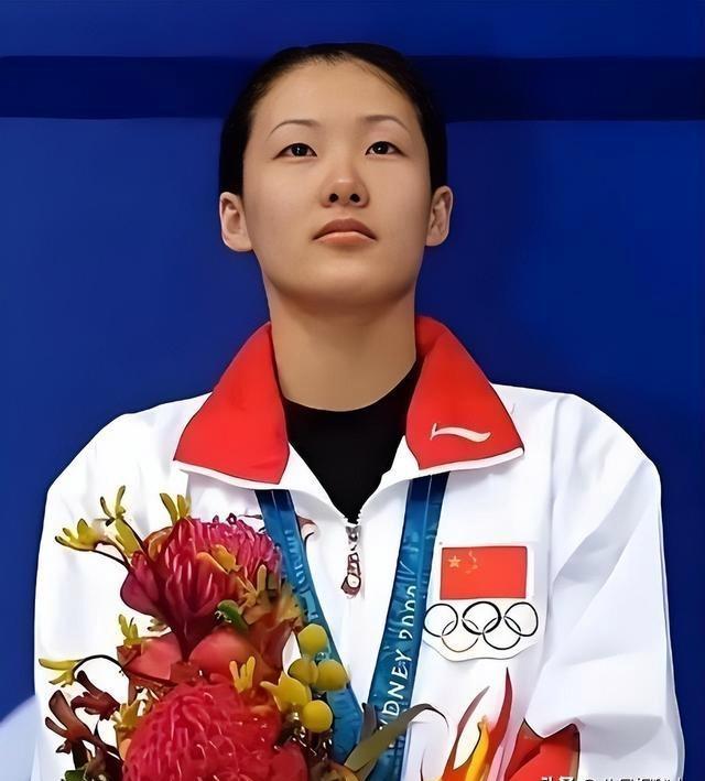 48岁的伏明霞现状给老夫少妻提了个醒：钱再多有啥用？如今丈夫老态尽显需要照料，她