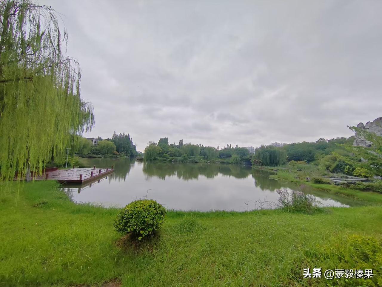 你问我答邻居有一退休老人，整天闲着没事做。张家长，李家短的捣鼓人家闲话，让人讨厌