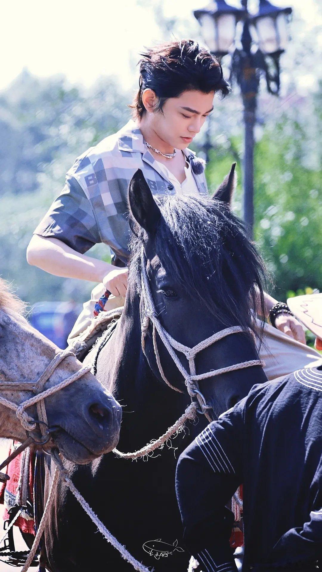 怎么没人说丁禹兮这个狼尾这么帅啊，可爱狼系男友风这不就来了吗 ​​​