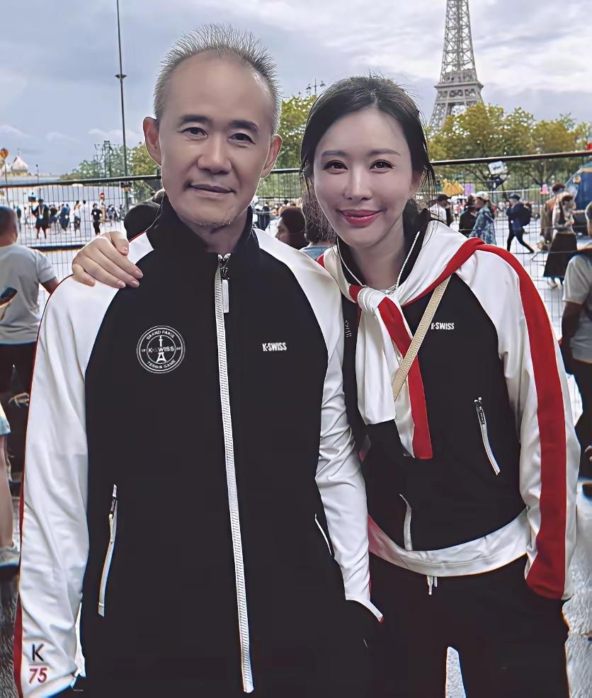 2024年，王石带老婆田朴珺现身巴黎看奥运会，夫妻俩穿情侣装，十分的恩爱。

那