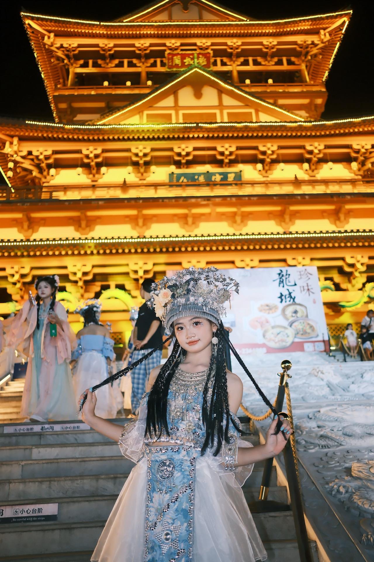 小女子来古镇玩耍＂龙城阁的楼下随手拍几张苗疆少女 苗族姑娘 苗族 苗寨风情