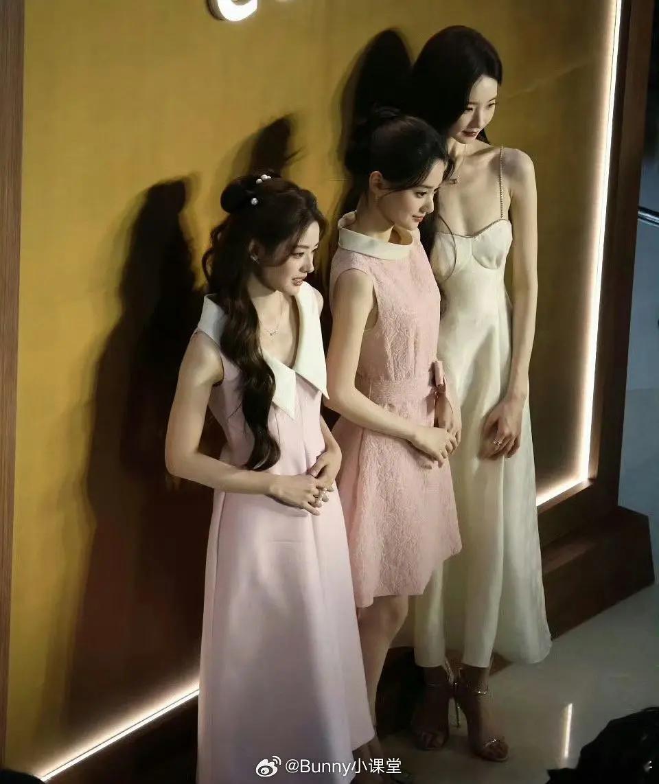 张艺凡合照光脚之谜，有很多网友表示不理解 