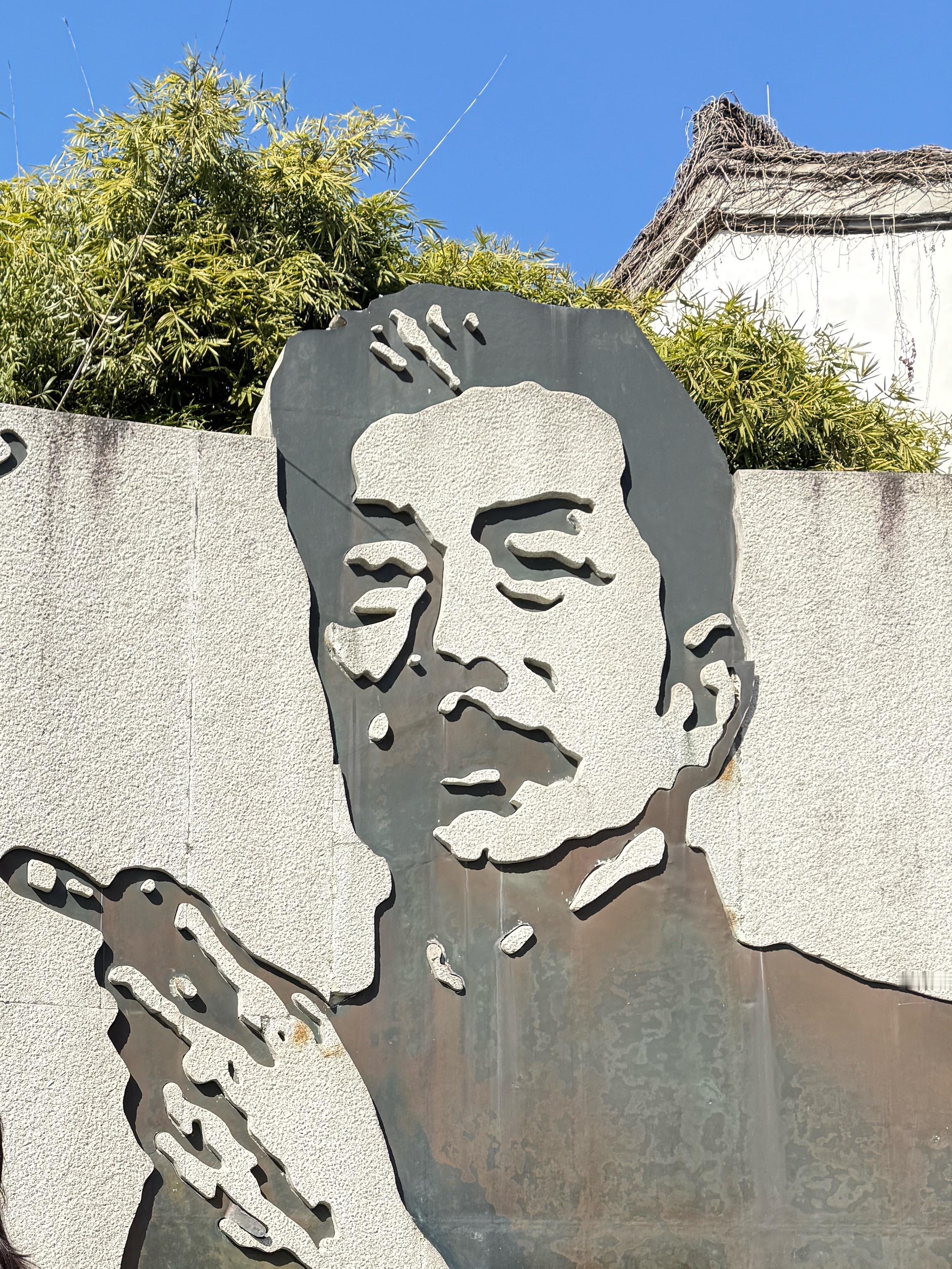 我对鲁迅在自己墙上抽烟无意见提出鲁迅墙面画抽烟影响青少年的人也就是打个嘴炮，现实