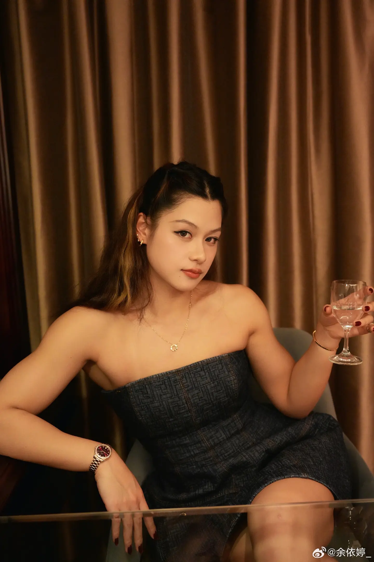 余依婷。