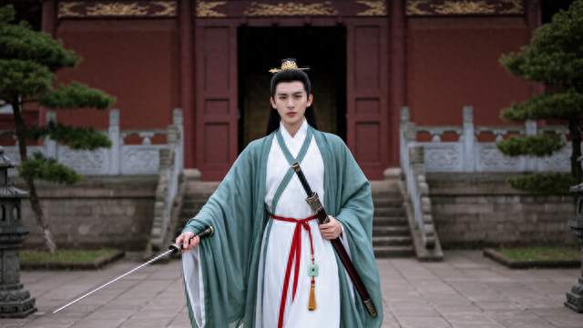 青年刘备不爱读书只爱狗马音乐为何后来却能写出感人至深的诏书？