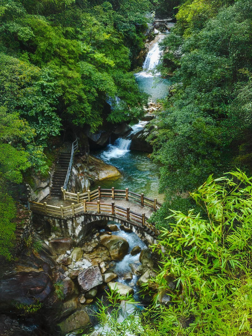 📍江西婺源🪵走进国家地理推荐的江南峡谷🌿⛰️🏞️这里是金庸亲笔题名的“大