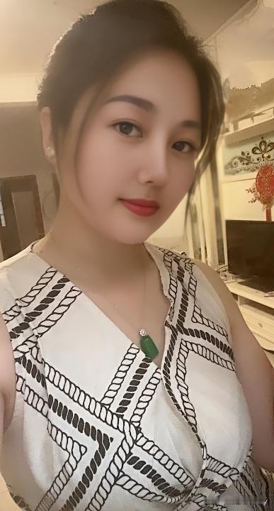 我就是这么任性
昨天闲来无事，在街上溜达了一整天
5万多的手镯，我也试戴了一番，