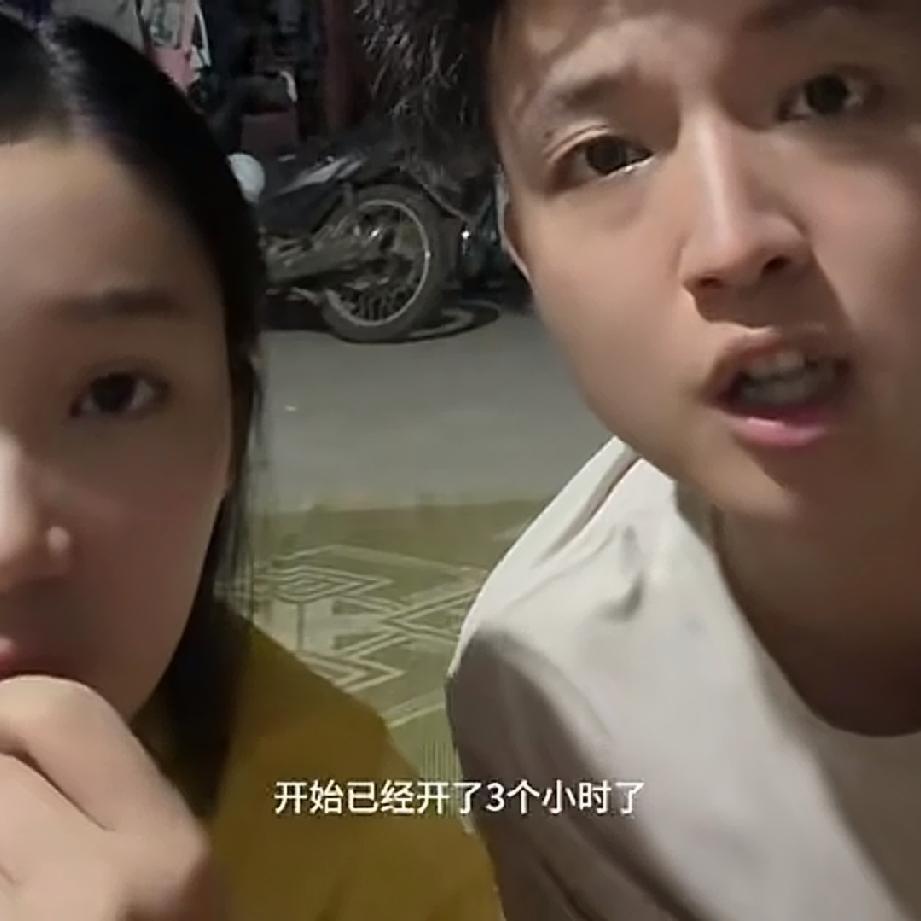 小松和秋秋在越南省城安沛建民宿。老丈人生气了，这可是很难得的一件事情，因为老丈人