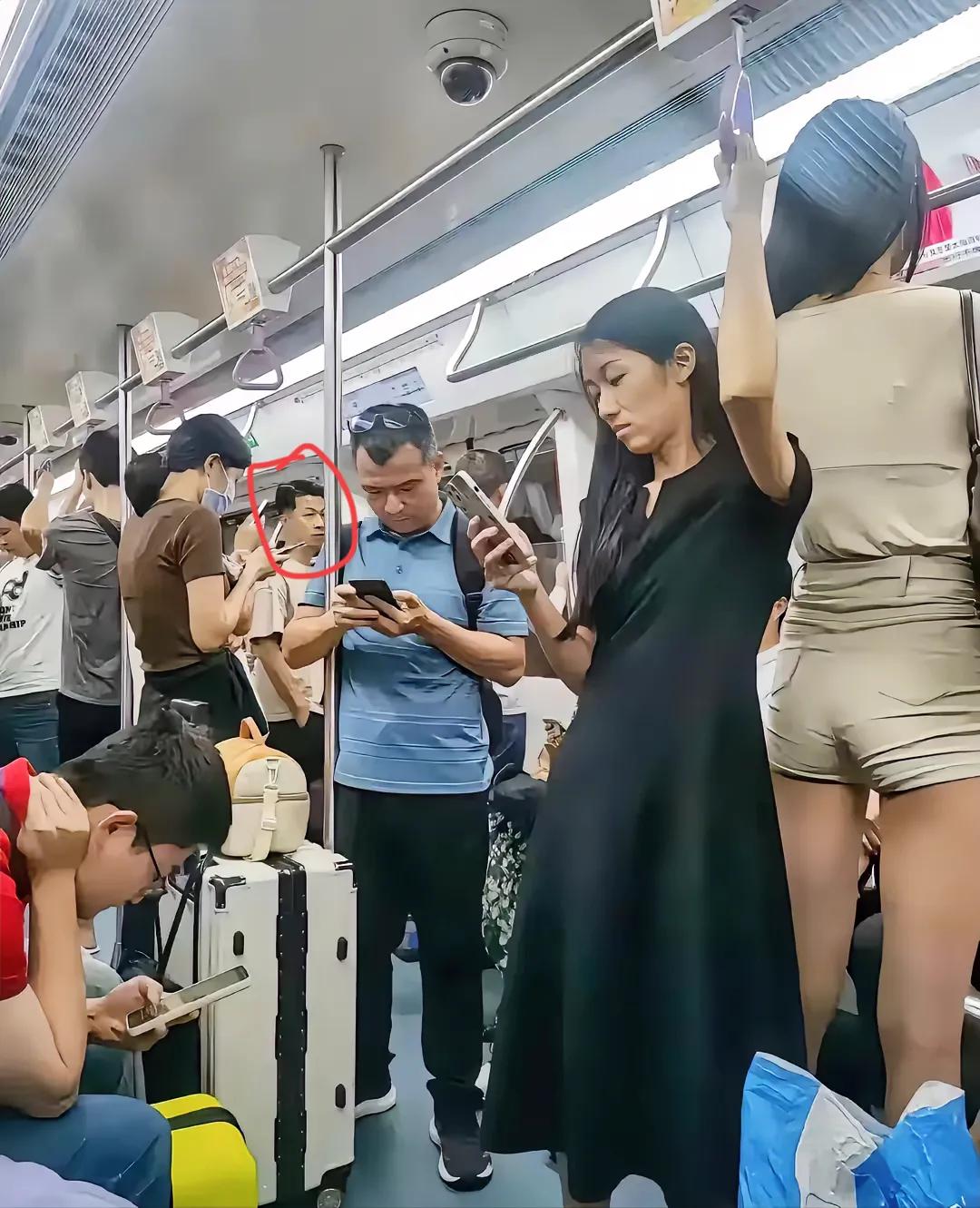 这海拔，旁边的只能低头、远处的静静的看着，目测这女孩身高有1.95米上下吧，不打