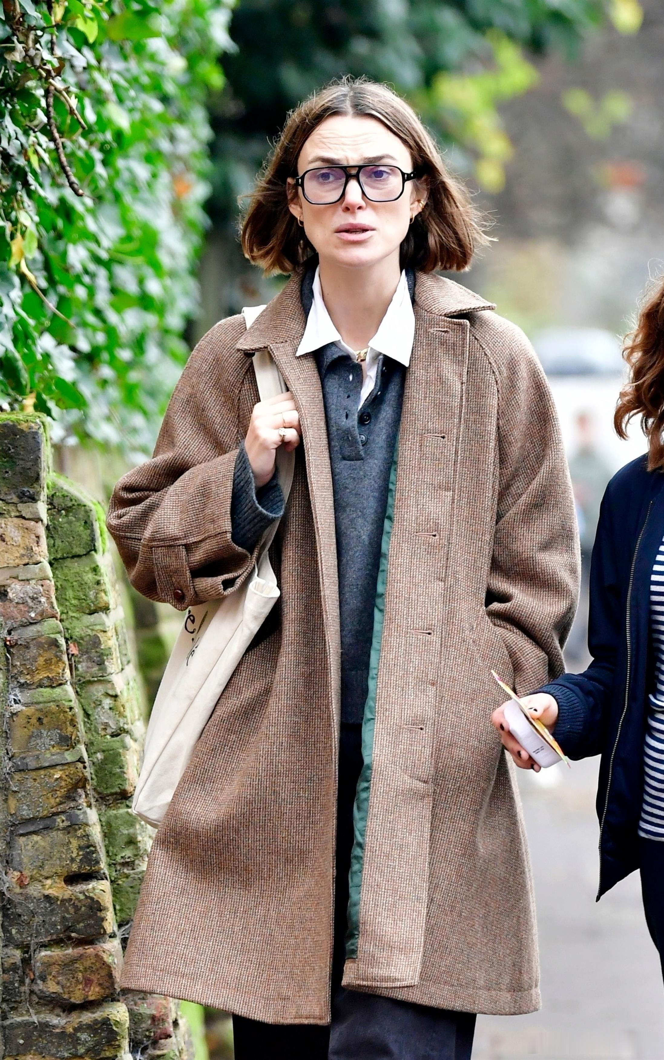 凯拉奈特莉和老公James Righton詹姆斯莱顿带着女儿在伦敦外出，10岁的