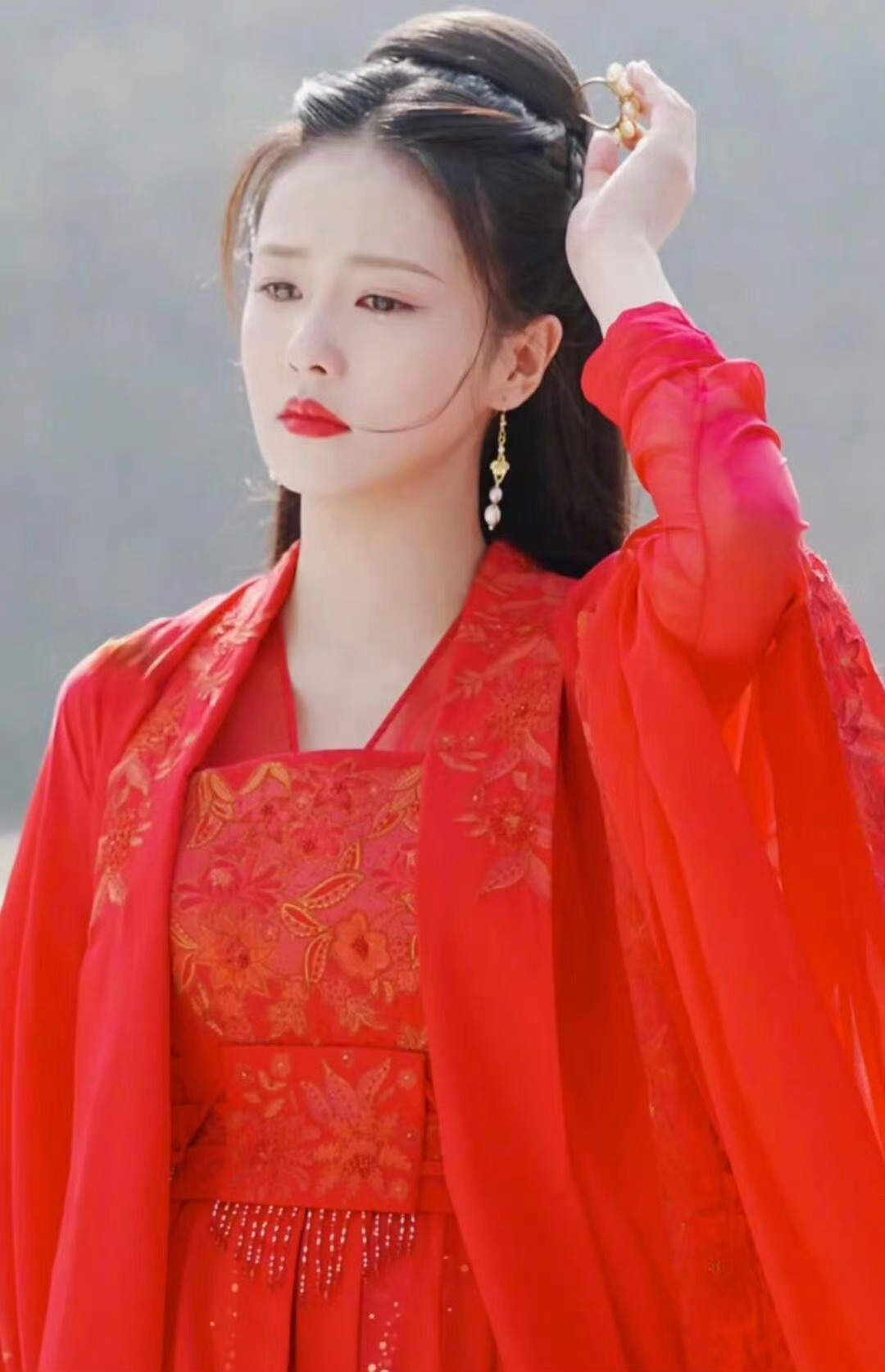 杨紫的红衣造型虽然比白鹿华丽，但是感觉却输了呀 ​​​