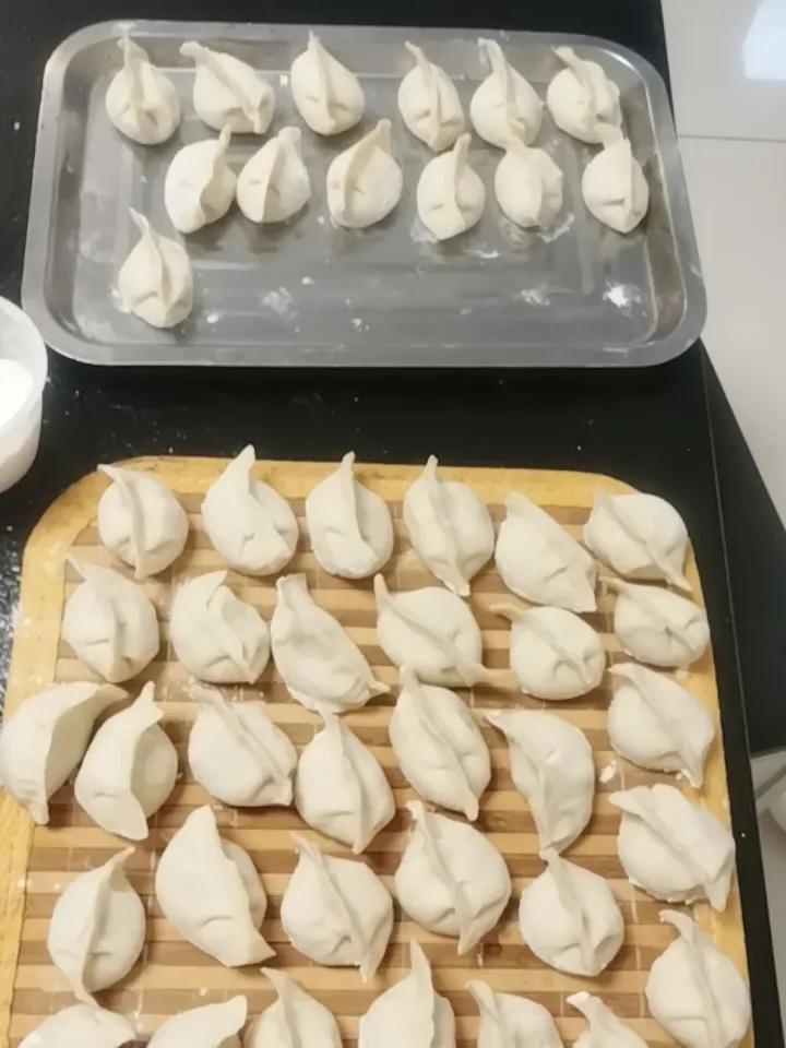 自己擀皮包饺子，
这是北方人的执念，
北方人觉得买的饺子皮，
不劲道，
缺乏饺子