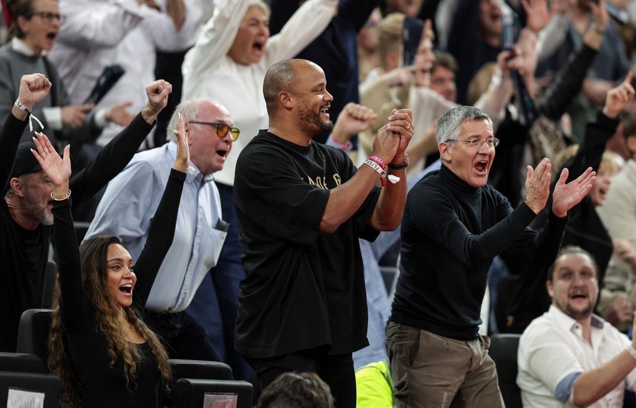 昨天看完女足比赛后，孔帕尼又去看了男篮比赛，两开花两开花 