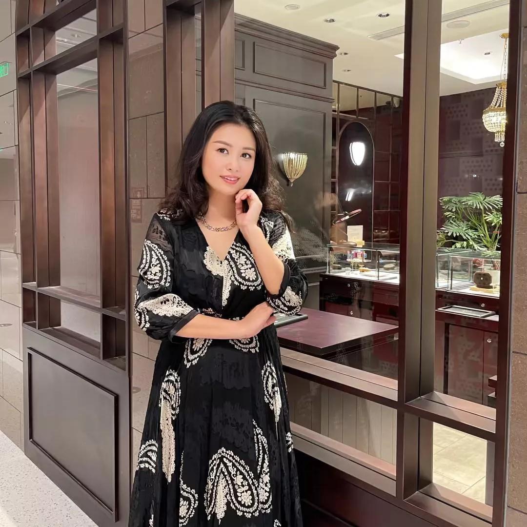 优雅的黑裙与精致饰品，尽显女性魅力。