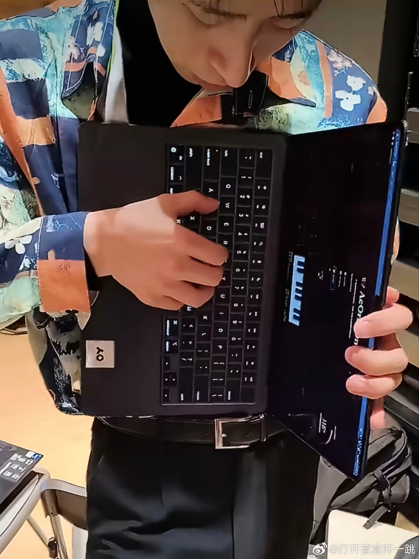 这位日本发烧友得知MacBook搭载精确测量屏幕铰链角度的传感器后竟自己开发了一