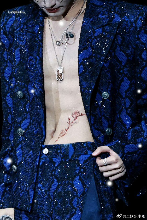 云旗腹肌野蔷薇 云旗郝熠然演唱会，云旗把野蔷薇画在了腰上，还署名云旗，是原著的c