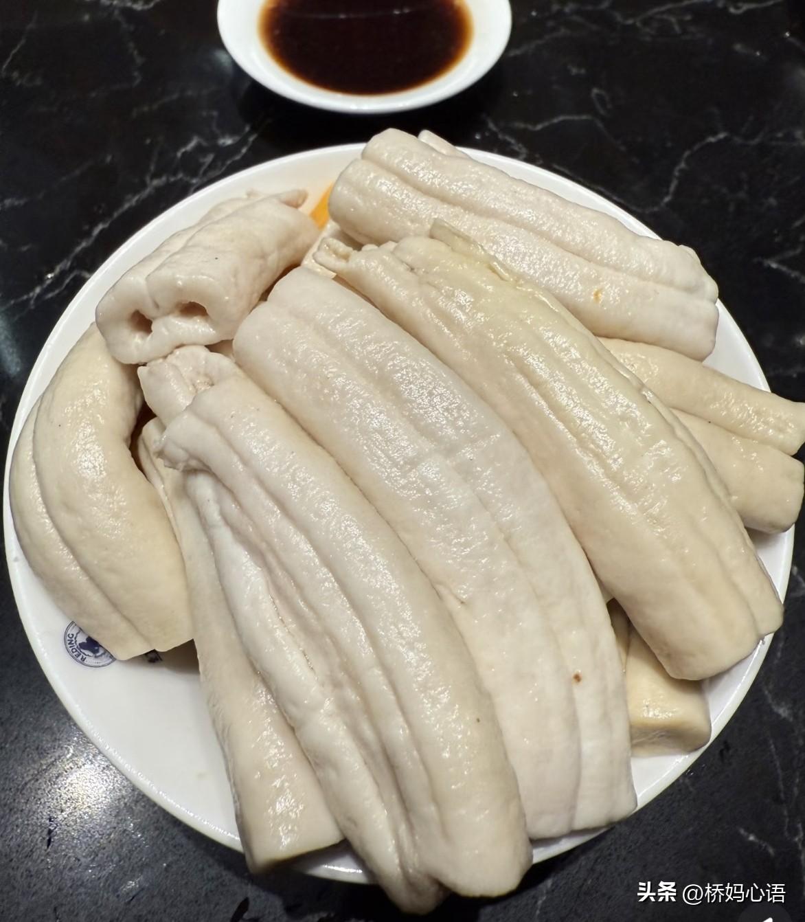 武汉简直就是吃货的天堂啊，不用去大馆子，街边小吃就能满足你的味蕾，小吃的名字我叫