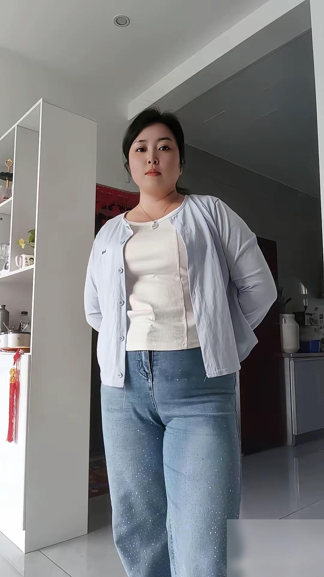 女人最看重男人的三个方面，第一，经济能力，第二，性能力，第三，忠诚度。

这话一