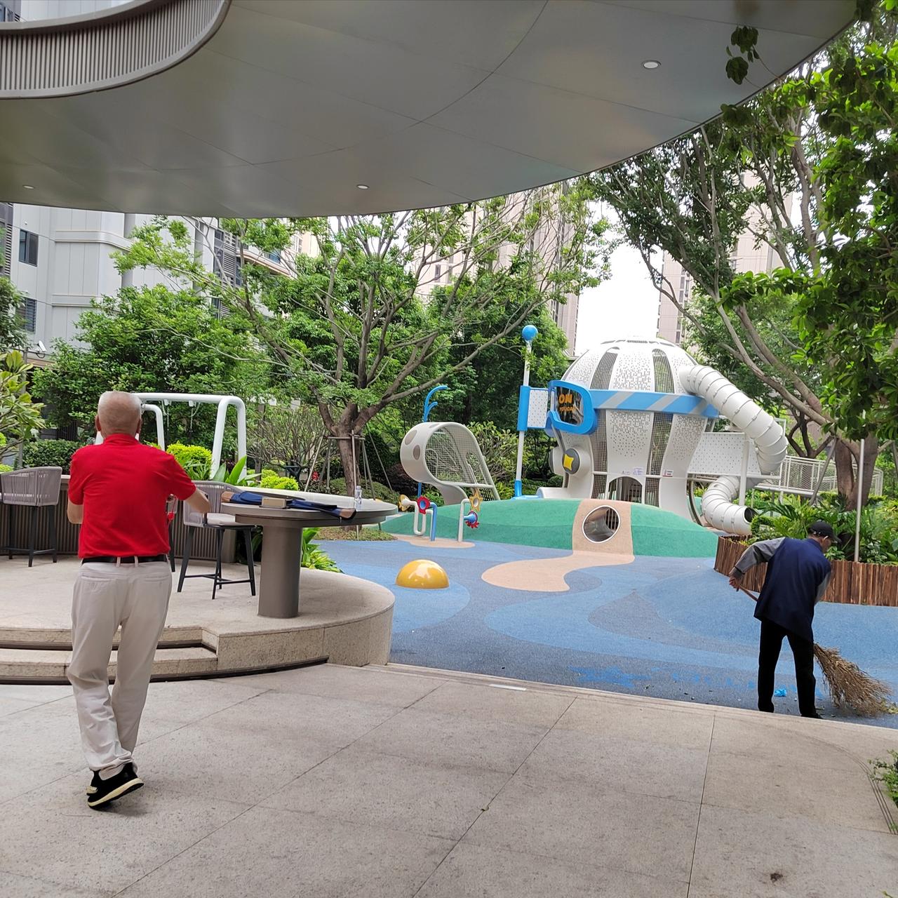 舞剑者退休金每月有四千五，拿扫把扫地的月工资仅三千八。同样的年纪，晚年生活却有天